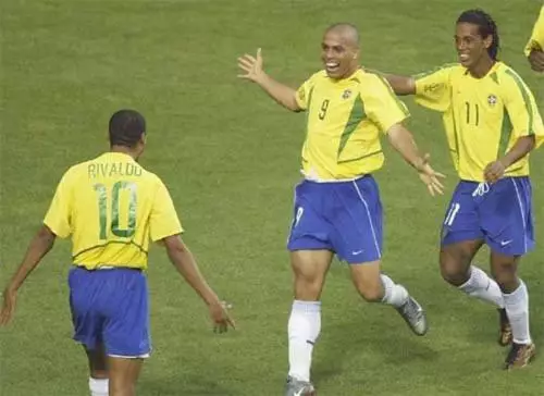 他的缺席使 他的缺席使